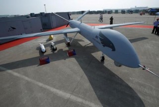 解放軍首輪發射炮彈未落地 無人機傳回戰場畫面