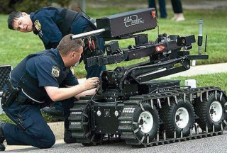 【視野】美警居然用機器人來巧妙奪槍，化解危機！