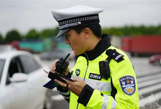【新品首發】新式執勤服：360°無視覺死角 讓執勤交警在雨霧天更bling bling
